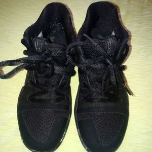 Kyrie Irving Sneaker size 13C little kids